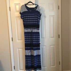 Maxi dress with POCKETS!!